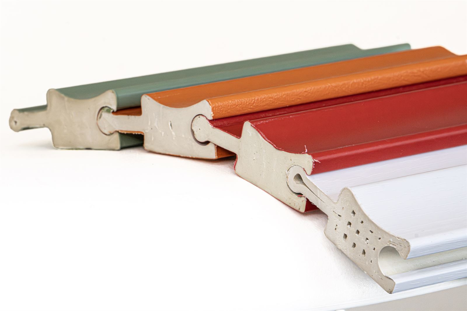 Piezas articuladas de colores unidas entre sí